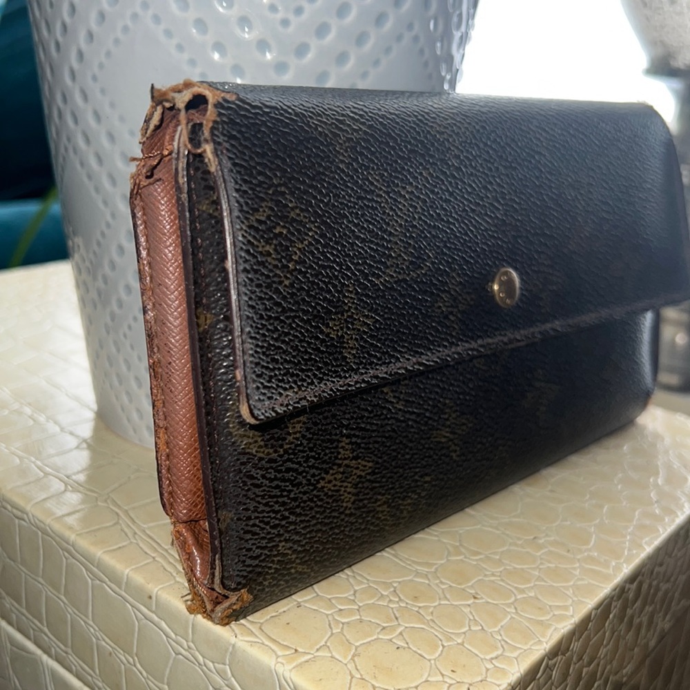 LV MONO SARAH WALLET